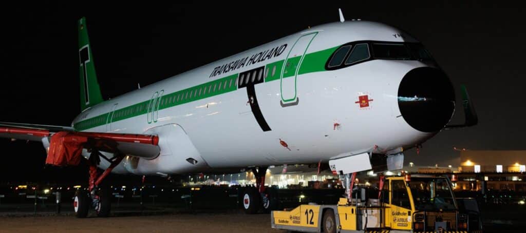 de Airbus A321neo in retrostijl die na het krijgen van de retrobeschildering uit de hangaar rolt van de Airbus-fabriek in Hamburg Finkenwerder.