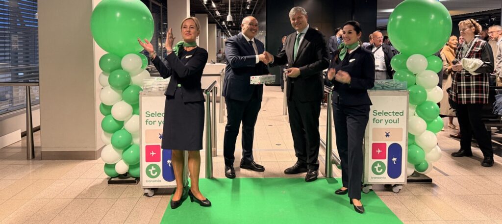 De feestelijke aftrap vond plaats op Schiphol in aanwezigheid van Transavia CEO Marcel de Nooijer en de Marokkaanse ambassadeur Mohamed Basri.