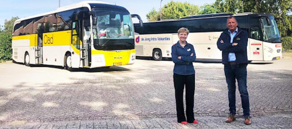 De Jong Intra en Oad starten intensieve samenwerking op busreizen.