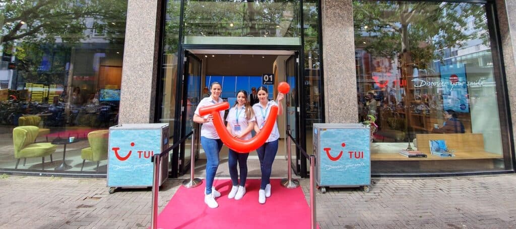 Het team van de experience store in Utrecht verwelkomt de klanten met de bekende TUI smile.