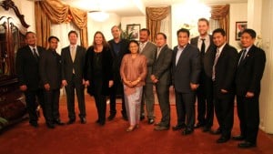Ambassadeur Retno Marsudi van Indonesië organiseerde een diner bij haar thuis waarbij ze de vakpers informeerde over de plannen rondom de mega-famtrip.