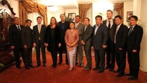 Ambassadeur Retno Marsudi van Indonesië organiseerde een diner bij haar thuis waarbij ze de vakpers informeerde over de plannen rondom de mega-famtrip.