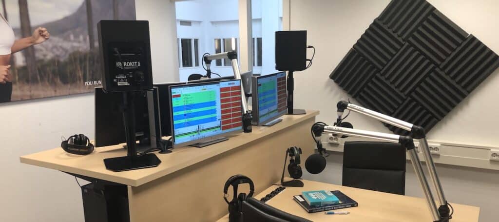 Van marathonreis aanbieder naar radiostation.