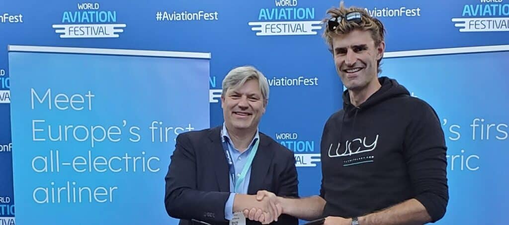 Marcel de Nooijer, CEO van Transavia (links) en Teun Kraaij, founder van Lucy (rechts) tijdens de ondertekening op het World Aviation Festival.