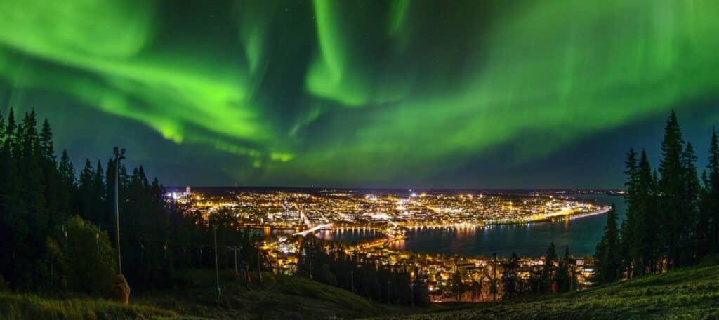 Het noorderlicht boven winterstad Östersund