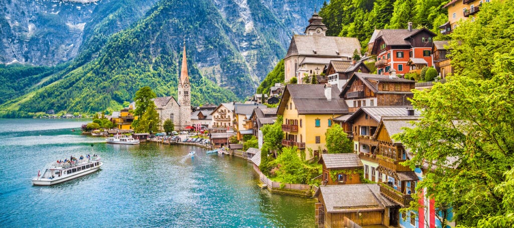 Schilderachtige foto-ansichtkaartweergave van het beroemde bergdorp Hallstatt met het Hallstaettermeer in de Oostenrijkse Alpen, regio Salzkammergut, Oostenrijk