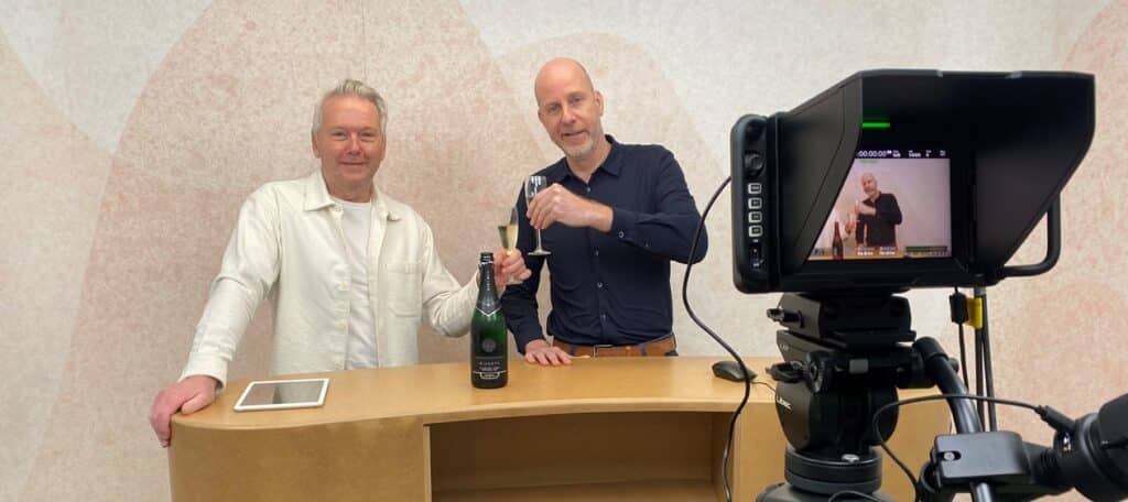 Op de foto: Fred van Eijk en Vincent Hekkert delen dit feestelijke nieuws met de Travel Counsellors in een live TCTV-uitzending (de interne wekelijkse tv-uitzending van Travel Counsellors) en een afbeelding van hoe het Planisto systeem er op dit moment uitziet voor de Travel Counsellors.