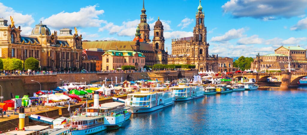 Schilderachtig uitzicht op de oude binnenstad architectuur met de rivier de Elbe in Dresden