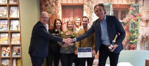 Op de foto van links naar rechts: Jan Prikkel, Claudia van Boekel, Nicole Bruisten, Petra Wijgers, Martijn van Tienen en eigenaar Rob Schilten.