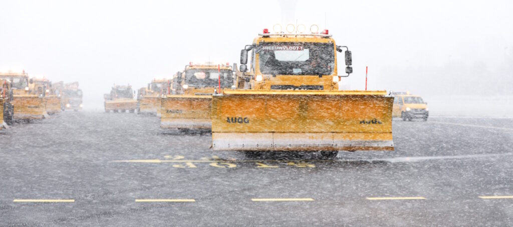 Schiphol annuleert zondag ruim 300 vluchten