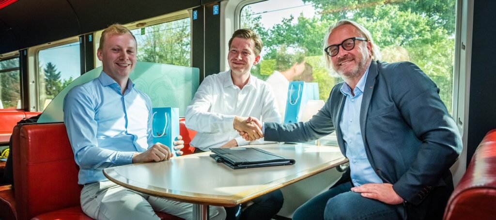 Maarten Bastian en Hessel Winkelman van GreenCityTrip en Arjan Kers van TUI Nederland