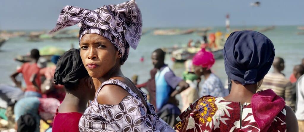 Vrouwen bij de visafslag in Tanji (Gambia)