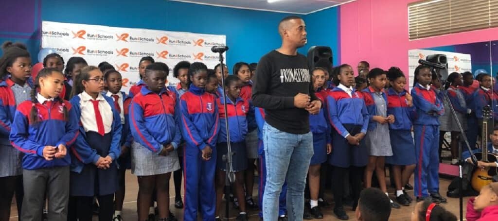 Nederlandse reisagenten sponsoren schoolschoenen aan Zuid-Afrikaanse kinderen...