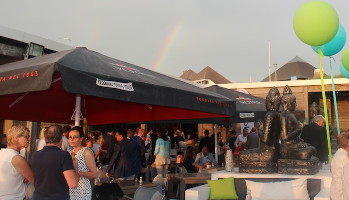 Branche geniet van Travel BBQ at the Beach (foto's)
