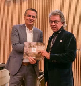 Atilay Uslu, oprichter van Corendon, overhandigt het nieuwe Corendon magazine met daarin het aanbod van het nieuwe label aan Yves Gijrath, CEO en founder van Masters Expo