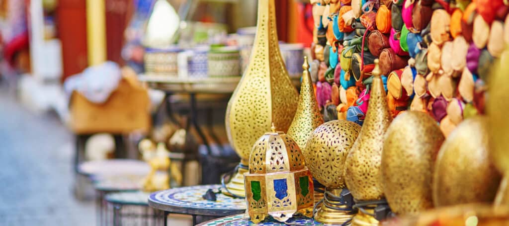 Selectie van traditionele lampen op Marokkaanse markt (souk) in Fez, Marokko