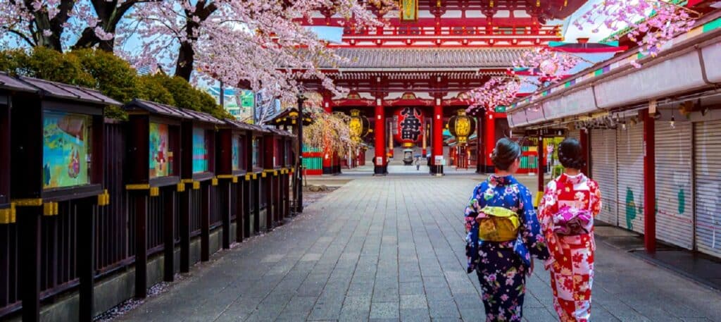 Twee geisha's met traditionele Japanse kimono onder de Sensoji-tempel in Asakusa Tokyo, Japan.